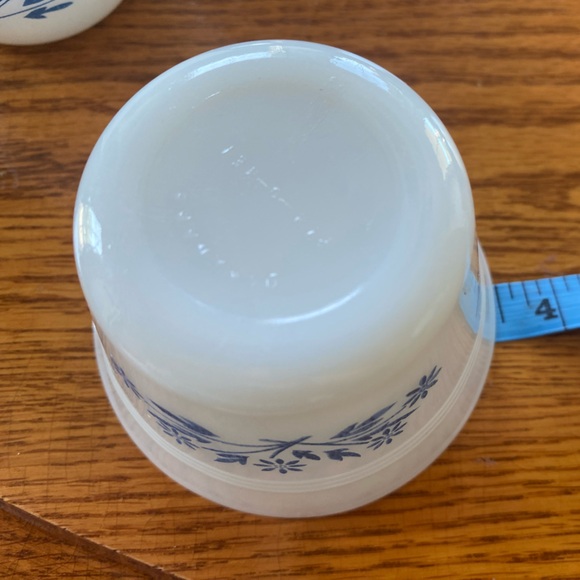 Two Vintage Dynaware Pry-o-Rey Milk Glass Blue Cornflower Ramikin/Custar… - Picture 3 of 3